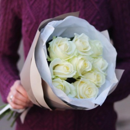 Букет из 9 белых роз с оформлением купить в Краснодаре с доставкой
